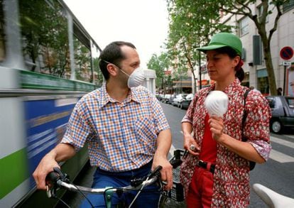 Dos ciclistas con mascarilla por las calles de París. / France Press