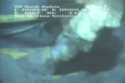 Imagen tomada del vídeo difundido por BP de la tubería rota de la que mana el crudo.
