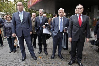 Imagen tomada al término de la asamblea de Cajasur. En primer término y de izquierda a derecha,   los interventores del FROB José Antonio Iturriaga y Francisco Orenes; el director general del FROB, Julián Atienza; y el también interventor Tomás González.