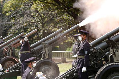 Soldados lanzan salvas durante el funeral de estado al ex primer ministro en Tokio.