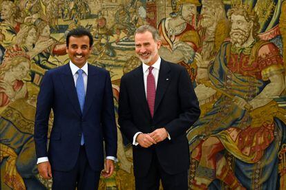 El rey Felipe VI junto al emir de Qatar, Tamim bin Hamad Al Thani, el 17 de mayo en Madrid.