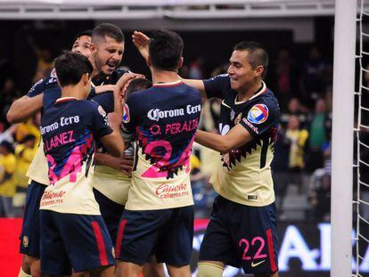 Los jugadores de Am&eacute;rica celebra su victoria. 