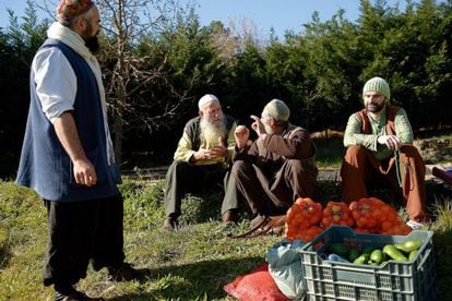 Un grupo de sufíes conversa mientras exponen a la venta frutas y verduras en la 'dergha' de Villanueva de la Vera (Cáceres).