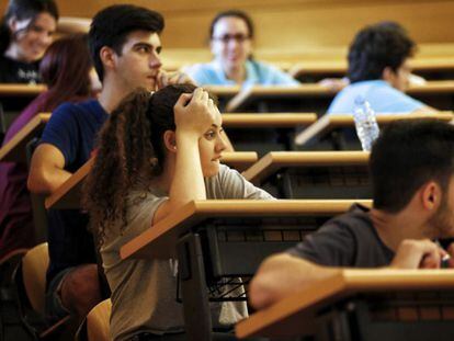 Alumnos en un examen en la Universidad Complutense de Madrid.