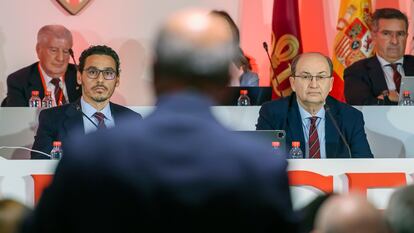 José María del Nido Benavente, en su turno de palabra en la junta del Sevilla. Preside José Castro y le acompaña el vicepresidente, José María del Nido Carrasco.