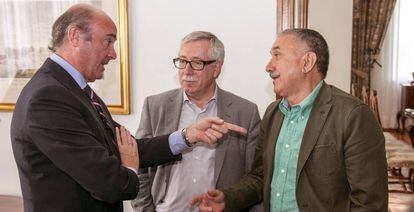 El ministro de Economía, Luis de Guindos (a la izquierda), conversa con los secretarios generales de CC OO, Ignacio Fernández Toxo (en el centro), y de UGT, Pepe Álvarez