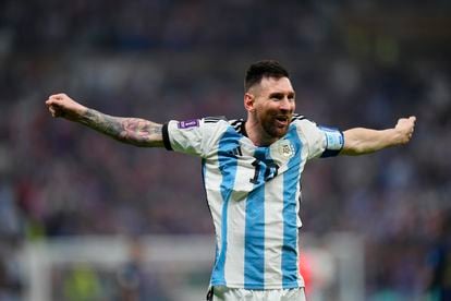 Messi celebra la victoria de Argentina ante Francia en la final del Mundial, este domingo en el estadio Lusail, en Doha.