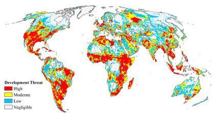 El mapa muestra el grado de amenaza (bajo en azul y alto en rojo) que el aumento de poblaci&oacute;n tendr&aacute; para los h&aacute;bitats naturales.