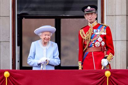 La BBC ha preparado una cobertura excepcional los cuatro días del Jubileo, que incluirán la gran ceremonia religiosa del viernes en la Abadía de Westminster, el concierto y espectáculo en honor a Isabel II del sábado, y las miles de celebraciones callejeras por todo el país del domingo, que rematará un glorioso desfile. En su primera salida al balcón, la reina lo ha hecho acompañada del duque de Kent, su primo. Para la ocasión, Isabel II ha lucido el mismo traje azul que viste en el retrato oficial difundido este jueves para conmemorar su Jubileo de Platino.