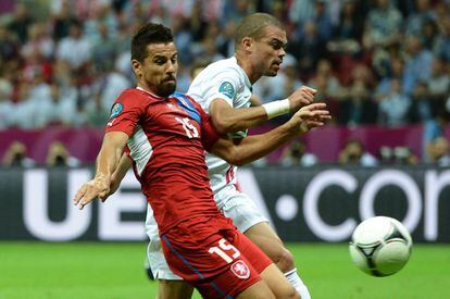 Pepe lucha un bal&oacute;n con el checo Milan Baros.