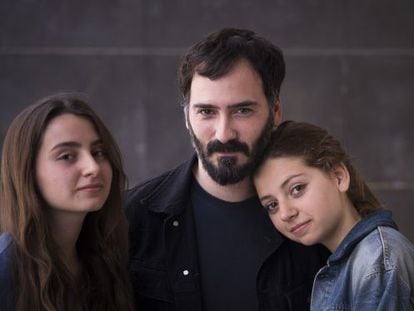 Ram&oacute;n Rodr&iacute;guez, junto a sus hijas Jazz (i) y Leia.