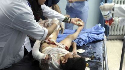 Un médico atiende a uno de los heridos en el ataque de Damasco.
