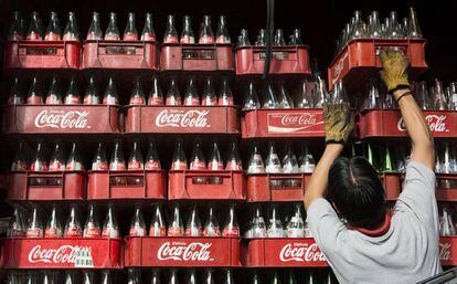 Una trabajadora apila cajas de Coca Cola en Ciudad de México en 2013.