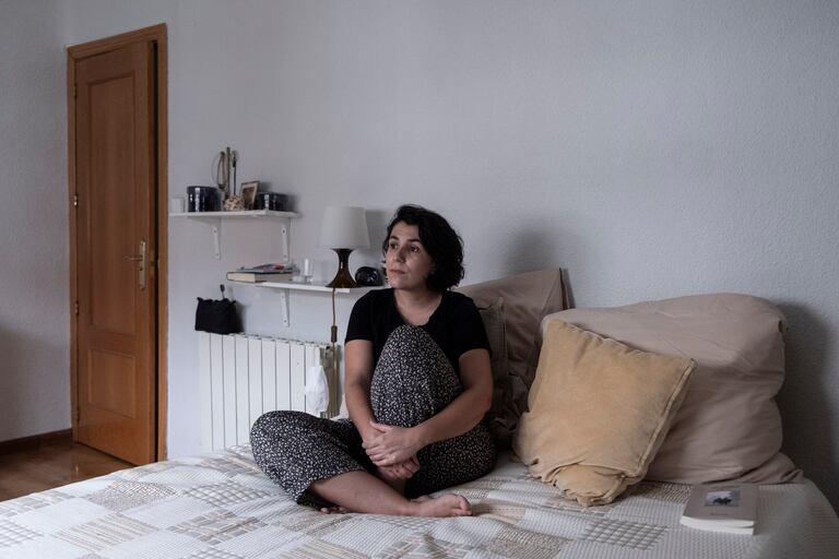 Olalla Tuñas, de 31 años, en la habitación donde se está confinando por positivo en coronavirus. Ella se encargó de hacer su propio rastreo.