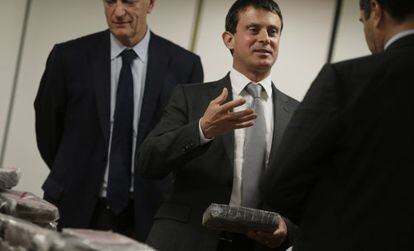 Manuel Valls, ministro del Interior francés, con la coca incautada.