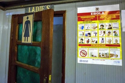 Información acerca del ébola a la entrada de un lavabo de mujeres en Aeropuerto Internacional de Goma, en República Democrática del Congo, el 30 de septiembre.