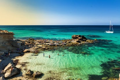 Bañistas en el Caló des Mort, en la isla de Formentera. 