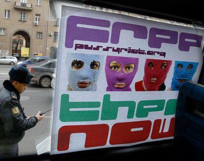 Un cartel en Moscú pide la liberación de las Pussy Riot.
