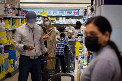 Un supermercado en Madrid en el último día del uso obligatorio de mascarillas en interiores.