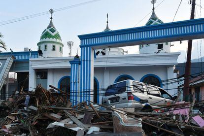 Un coche ha sido arrastrado hasta el área de una mezquita, en Palu.