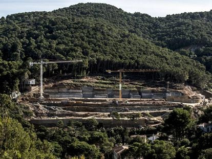 Obras de construcción en los jardines de Sa Riera de Begur.