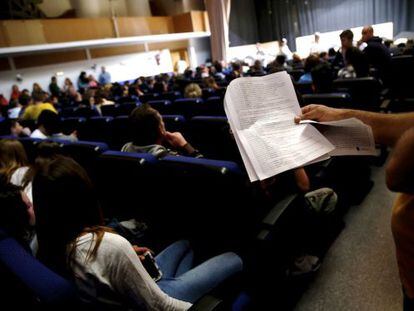 Asamblea anoche en Casarrubuelos (Madrid) por los whatsapps de los profesores.