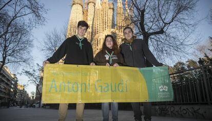 Monitors de l'agrupament escolta Antoni Gaudí, davant de la Sagrada Família.