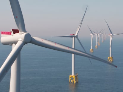 Varios molinos de eólica marina en el parque escocés East Anglia One, propiedad de Iberdrola.