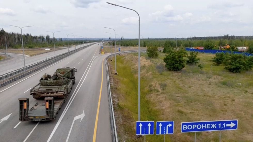 Un camión que transporta un tanque de Wagner circula por la autopista M-4 cerca de Voronezh. 