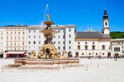 Fuente de la majestuosa Residenzplatz de Salzburgo, donde se encuentra el Literaturarchiv. 