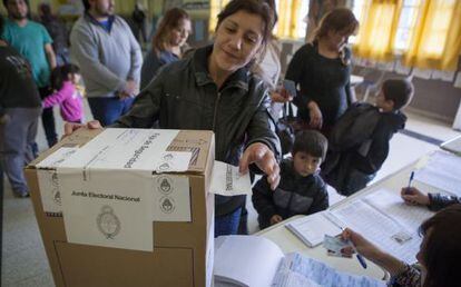 Votantes en la escuela San Martin del municipio de Florencio Varela,