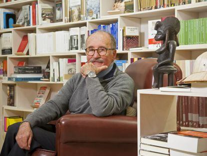 Manuel Corach&aacute;n, retratado en la librer&iacute;a Bernat de Barcelona, junto a un fetiche africano y un salacot de paja.