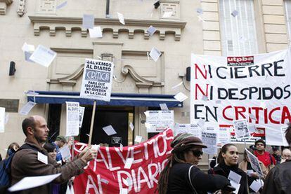 Aspecto de la protesta de los trabajadores del diario Crítica frente al Consulado español en Buenos Aires.