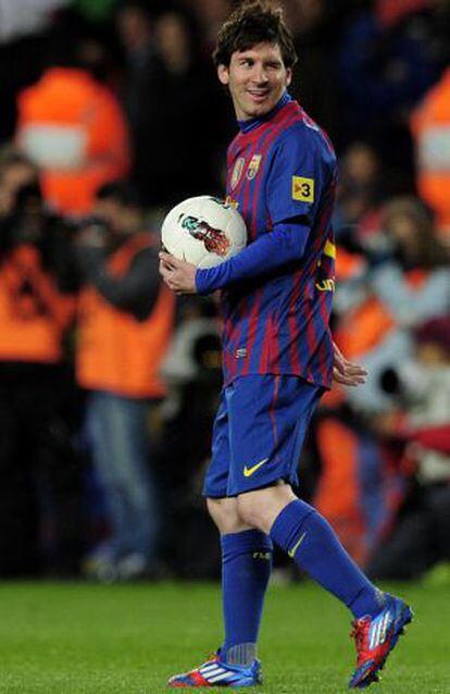 Messi se lleva el balón tras el Barcelona-Granada.