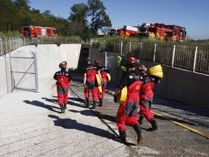 Militars traient aigua del t&uacute;nel de l&#039;AVE a Girona