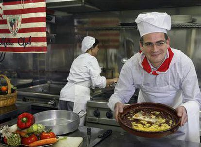 Antonio Basagoiti, encantado de tener un puesto en la cocina de Euskadi.