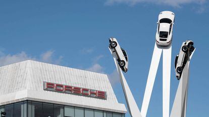 Escultura ante el cuartel general de Porsche en Stuttgart (Alemania).