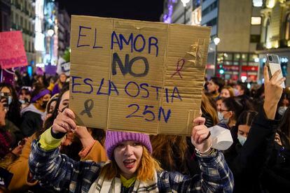 Una manifestante con una pancarta en la concentración en Madrid. 