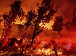 Los eventos climáticos extremos se multiplican, como este incendio en California.