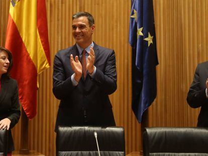 Pedro Sánchez, este martes, junto a Adriana Lastra y José Luis Abalos, antes de la sesión constitutiva de las Cortes. En vídeo, el presidente elogia a Batet y Cruz.