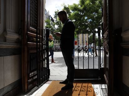 Un investigador privado en un portal de viviendas en Madrid.
