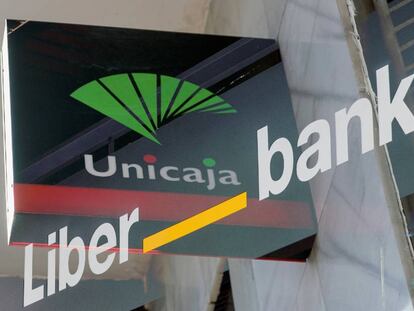 Doble exposición de los logotipos de las entidades Unicaja y Liberbank. EFE/Rodrigo Jiménez/Archivo