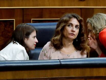 La portavoz parlamentaria, Adriana Lastra (i), conversa con Mar&iacute;a Jes&uacute;s Montero y Nadia Calvi&ntilde;o (d) en el Congreso de los diputados.