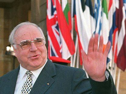 Imagen de archivo. Helmut Kohl en una reuni&oacute;n de los l&iacute;deres de la UE en 1998.
