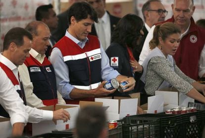 El primer ministro canadiense observa los productos enlatados que serán enviados a las personas afectadas por los sismos del 7 y el 19 de septiembre pasados.