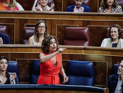 La ministra de Hacienda y Función Pública, María Jesús Montero, interviene en una sesión plenaria en el Congreso de los Diputados, el 14 de septiembre de 2022.