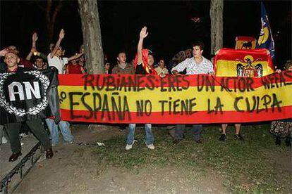 Militantes de Alternativa Española se manifiestan con banderas preconstitucionales frente a la sede del PSOE para protestar por la representación de la obra <i>Lorca eran todos</i>, en el Auditorio de CCOO de Madrid.