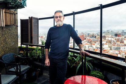 Carlos Salazar, en su terraza de Torres Blancas.