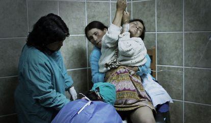 Las mujeres en Churcampa están acompañadas por matronas durante sus partos verticales.