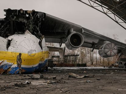 Un militar ucranio, junto a los restos del destruido Antonov An-225, en la base aérea de Gostomel.